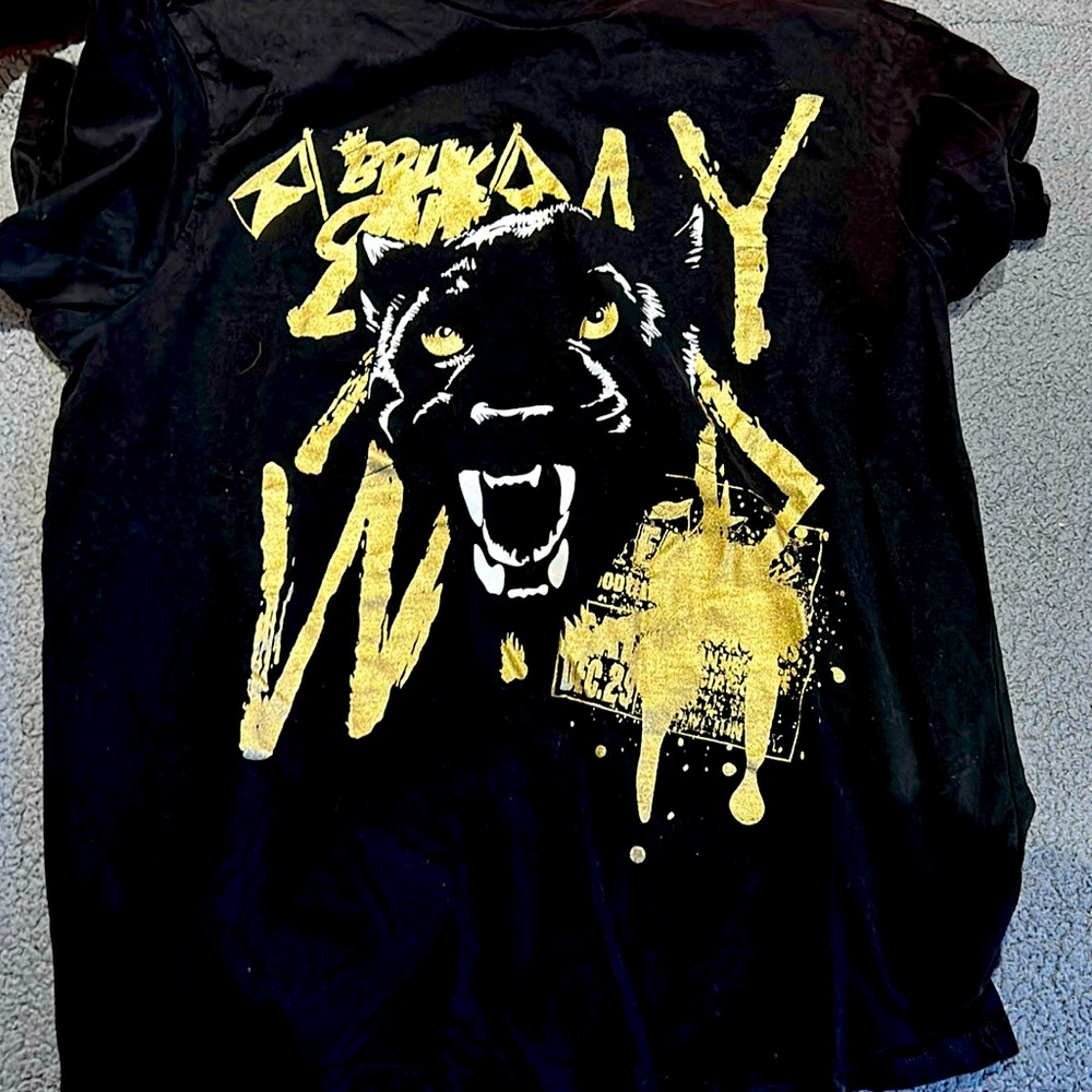 Men’s guess tshirt black metallic panther print